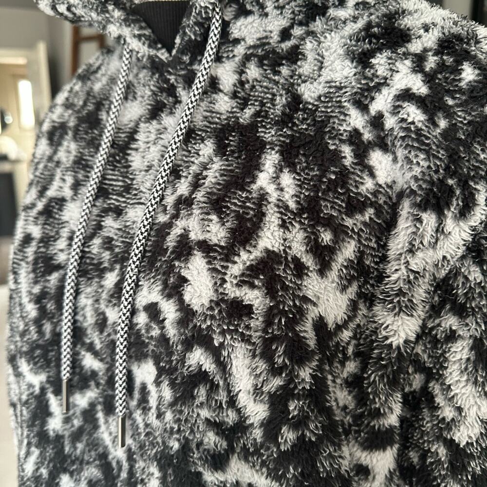 Athleta fuzzy hoodie with pockets, size large - Picture 3 of 9
